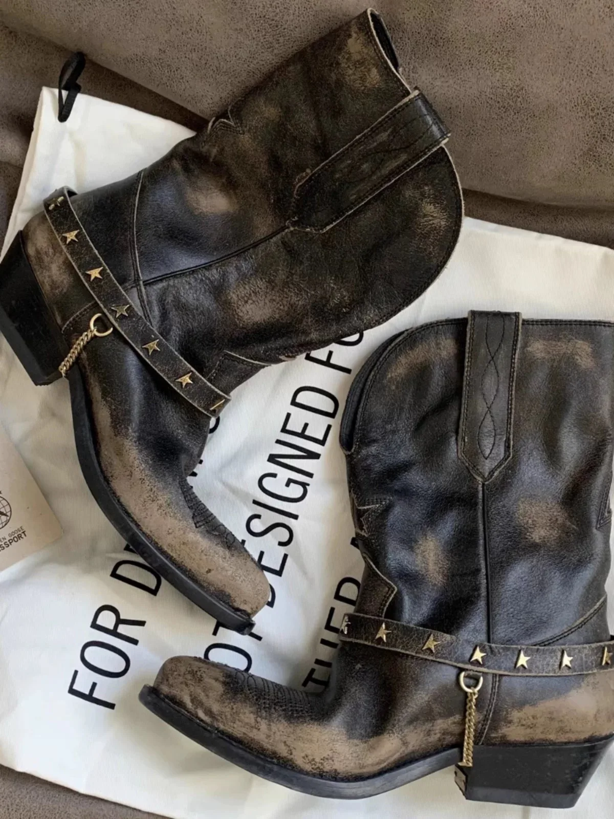 

Vintage Distressed Color Chelsea Boots Chunky Heels Pointed Toe Star Belt Buckle Decor V Shape Sleeve Knight Boots For Women
