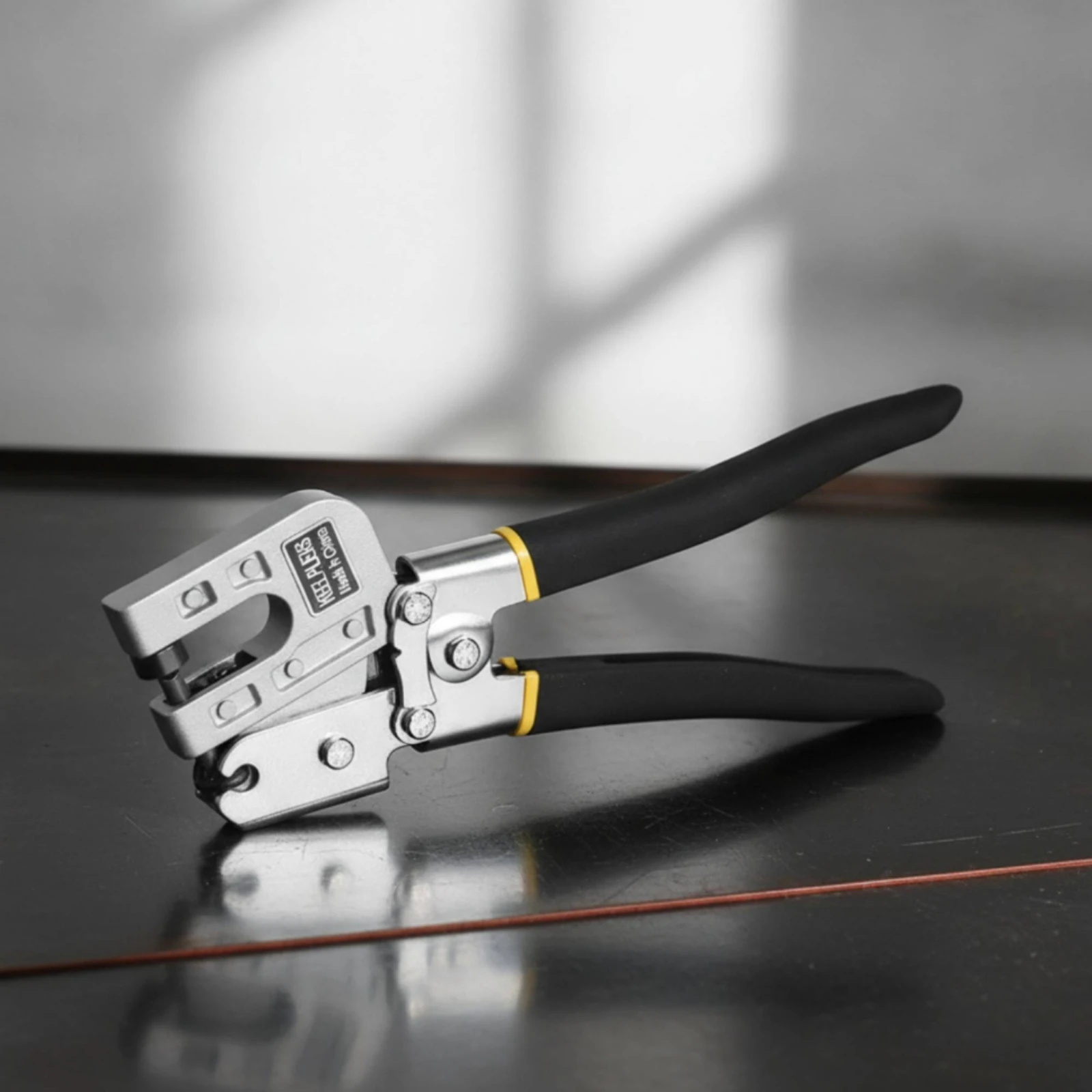 Punching Pliers with Metal Grippers Hard-Wearing Keel Crimper Stud Crimper Lever-Action Metal Stud Fastening Tool Comfortable