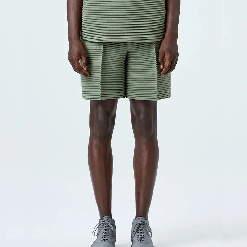 กางเกงขาสั้นทรงหลวมสีพื้นแบบมินิมอลสไตล์มิยาเกะ จีบโค้งแนวนอน รุ่นซัมเมอร์บีช สำหรับผู้ชาย ความยาว 5/10