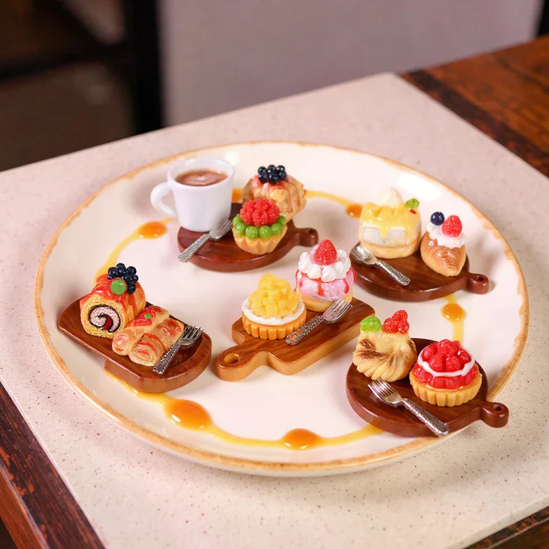 ชุดของเล่นเค้กขนมหวานจิ๋วสำหรับบ้านตุ๊กตา 2 ชุด อุปกรณ์ตกแต่งครัวจิ๋วสำหรับบ้านตุ๊กตา ของเล่นเสริมสร้างจินตนาการ