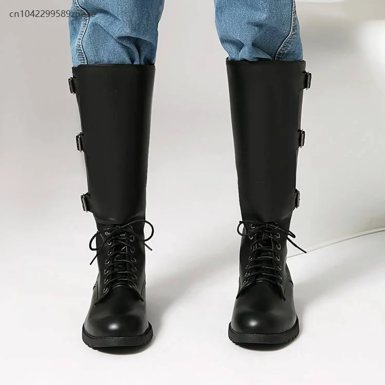 รองเท้าบูททรงสูงแบบผูกเชือก สไตล์ยุคกลางย้อนยุค สำหรับฤดูใบไม้ร่วงและฤดูหนาว หัวเข็มขัดแบบร้อยเชือก สำหรับผู้ชาย ไซส์ใหญ่ หนัง PU หัวมน สีพื้น