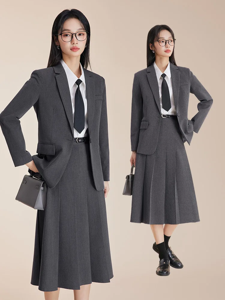 

Черный деловой костюм для студенток на весну и осень 2025 года. Новая модель пиджака для собеседований на госслужбу.