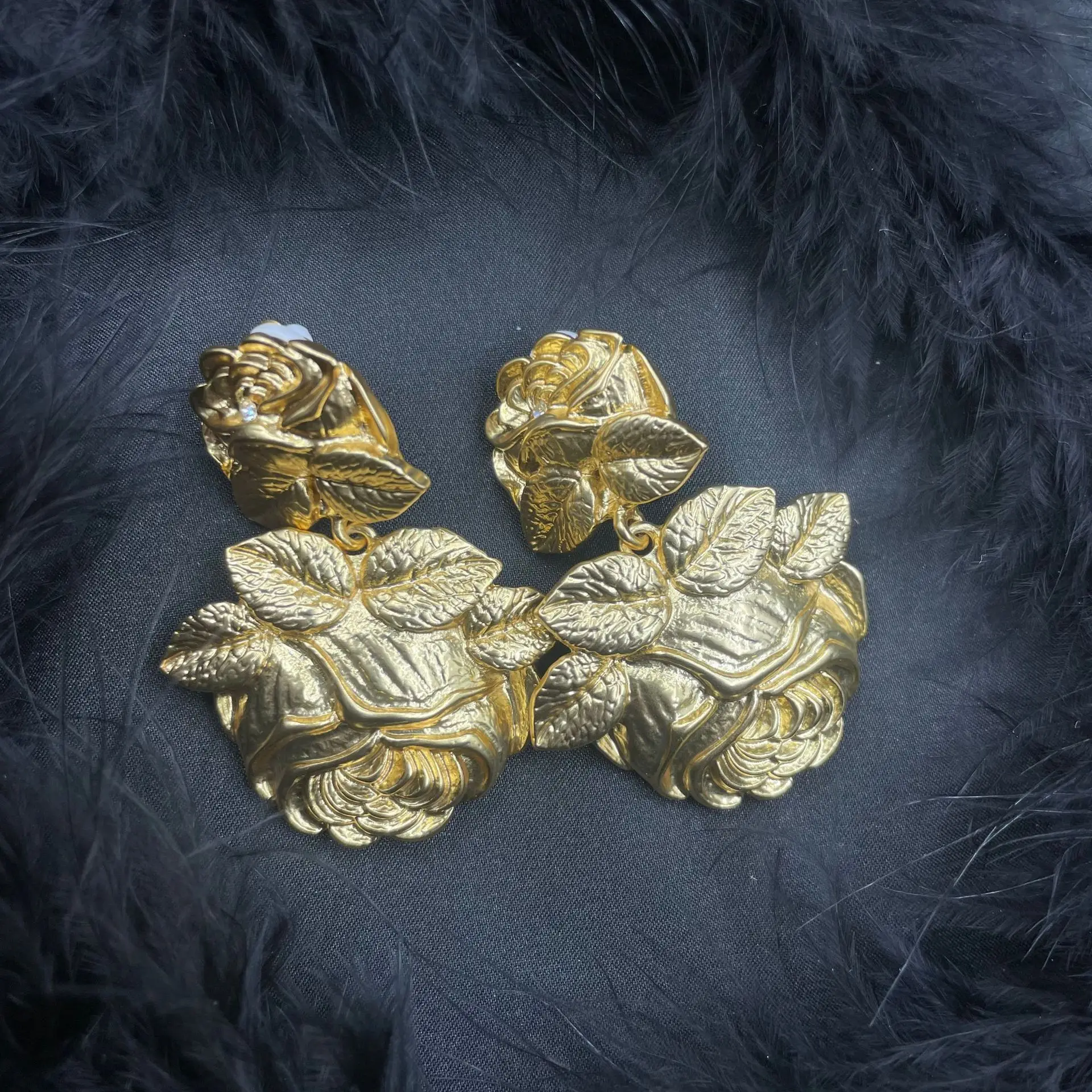 

Electroplating European and American design sense rose personality temperament versatile ear clips
