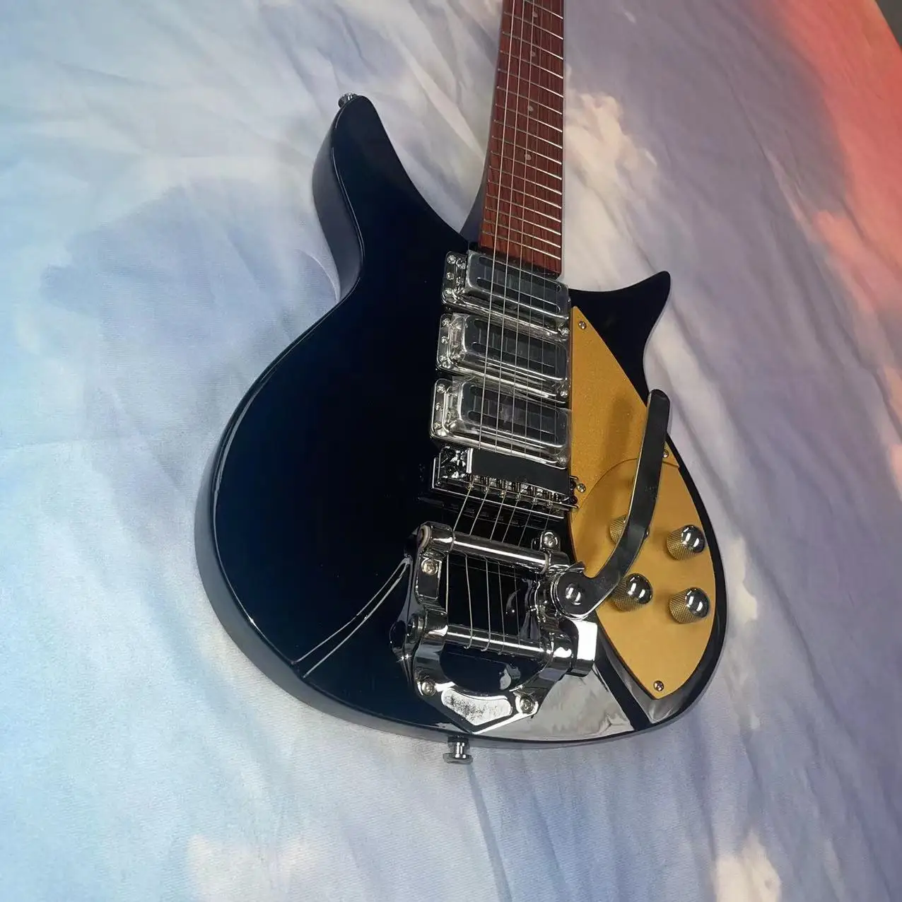 Rickenbacker electric guitar 6-string integrated electric guitar, black body, gold protective plate, high gloss, rose wood finge