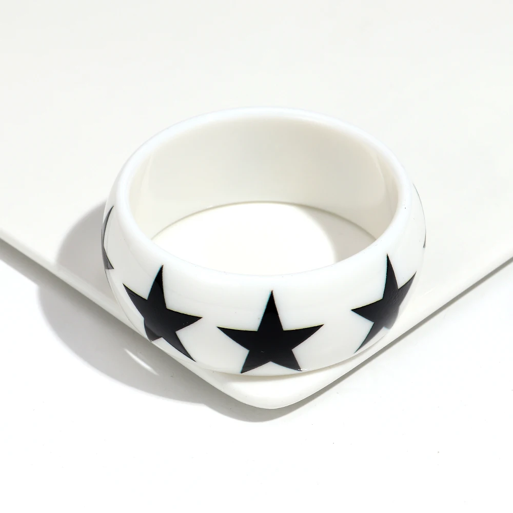 Einfacher Acryl-Armreif in Schwarz-Weiß mit Sternen- und Punktmuster, breiter, runder, geometrischer, klobiger Armreif aus Kunstharz, minimalistischer Schmuck, Geschenk. – Detail 7