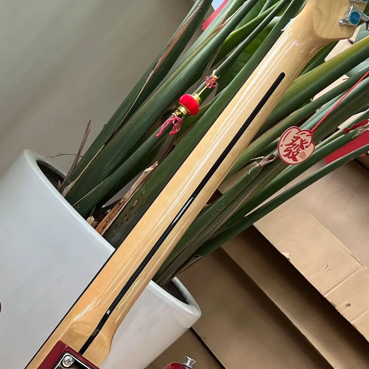 جيتار كهربائي برتقالي مصنوع احترافيًا مصنوع من جسم الماهوجني ولوحة أصابع من خشب الورد. شحن مجاني.