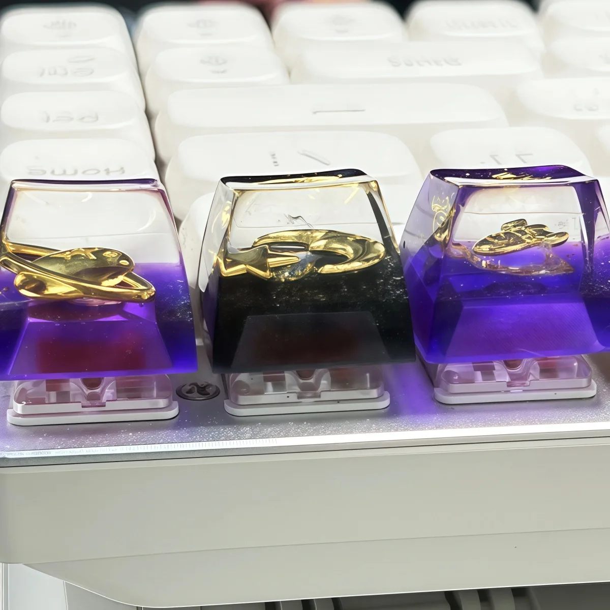 Personalized resin DIY light-transmitting universe space keycaps Planet Star Moon Cross axis Mechanical keyboard keycaps Single