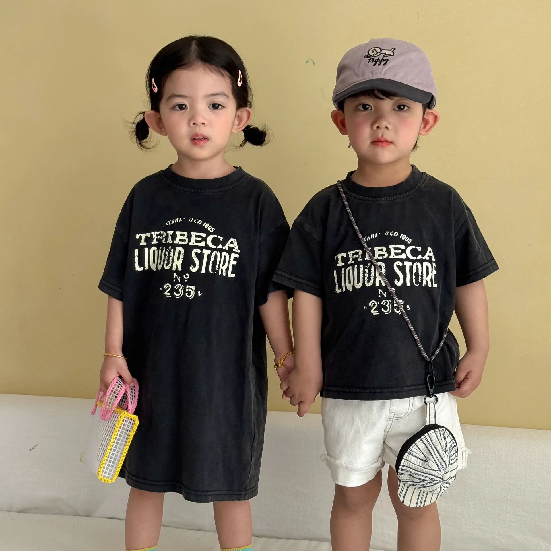 

Новые летние детские футболки с коротким рукавом 2026 года для мальчиков, хлопковые футболки с буквенным принтом, свободные повседневные платья для девочек, детская одежда