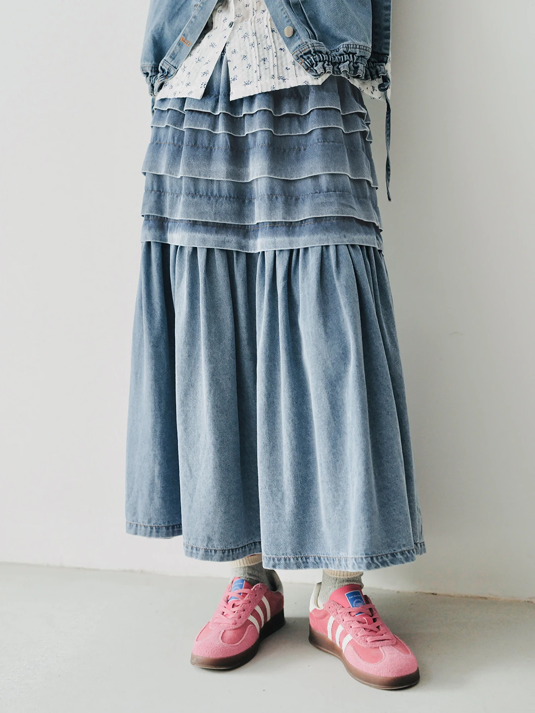 

imakokoni 2024 autumn art gradient design sense washed denim elastic waist skirt 244744