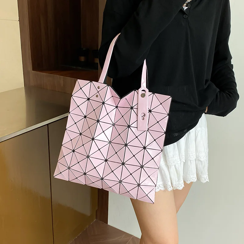 

Elegant Women's Shoulder Bag in Genuine Leather - Spacious and Practical Design for Ladies From Luxury Brand