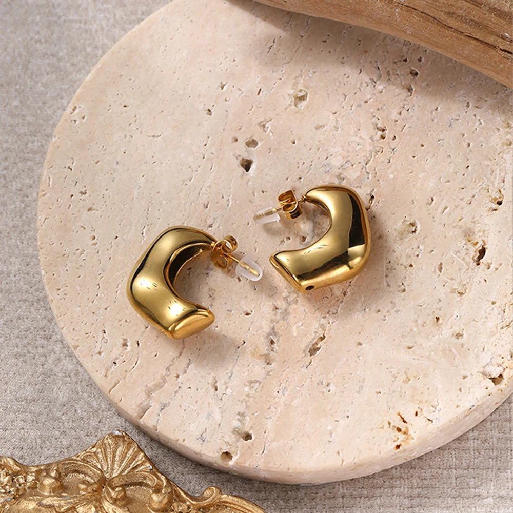 French Style 18K Gold PVD Stainless Steel Hoop Earrings Waterproof Minimalist Abstract Curved C-Shaped Stud Earrings 8MM Width