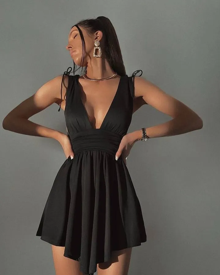 فستان صيف 2025 في أوروبا والجديد ذو الحزام العميق على شكل حرف V مثير بدون أكمام ورباط من الخلف لزراعة تنورة فستان الأخلاق