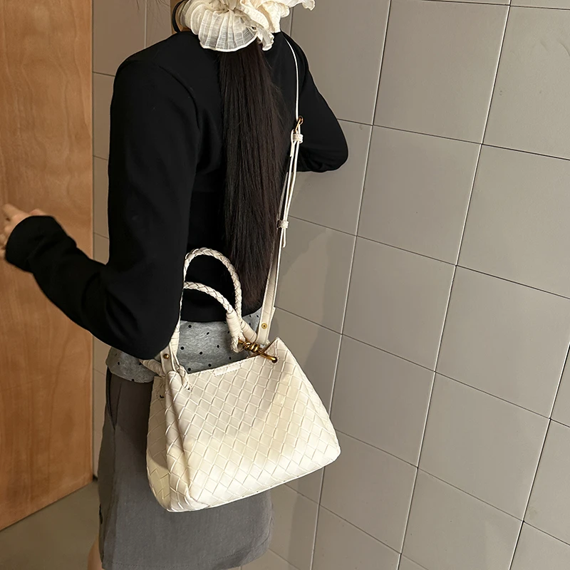 

Popular Classic Elegant Women Messenger Bag In Premium Leather By Famous Designer Shoulder Bag For Ladies Fashionable