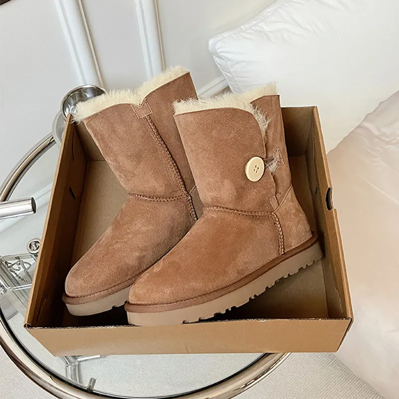 Mid tube wooden buckle new warm women's boots made of genuine leather, real wool, sheep fur, and integrated snow boots