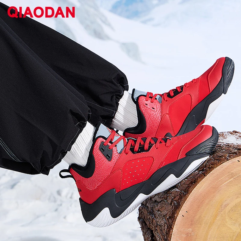 QIAODAN, zapatillas de baloncesto cálidas de terciopelo con superficie de cuero, zapatillas antideslizantes resistentes al desgaste con amortiguación de invierno 2025 para hombre QXA013244120B