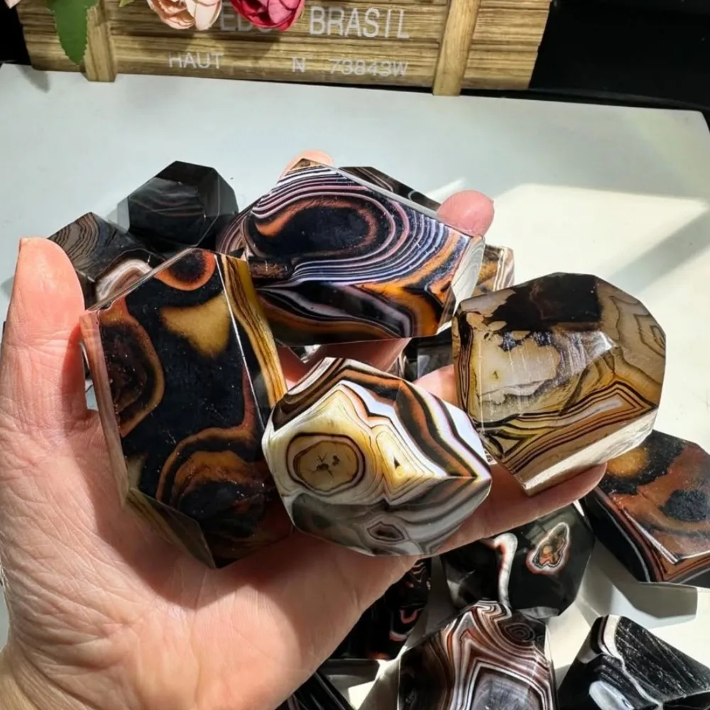 Natural Polished Banded Agate Freeform, with Red and Black Veins, Decorative Stone for Home, Suit for DIY, Perfect Gift