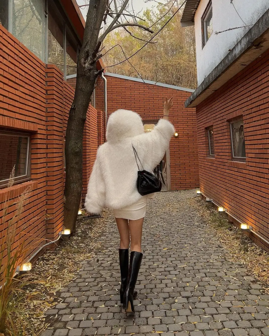 المرأة أنيقة الدانتيل يصل مقنعين فو الفراء معطف عادية بيضاء طويلة الأكمام رقيق فضفاض سترة دافئة سيدة الشتاء اليومية سترات الشارع