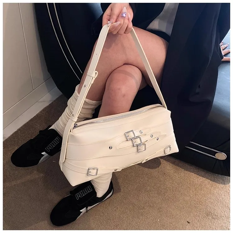 

Горячая девушка с заклепками и поясом, украшение, большая сумка, женская сумка из дофаминовой кожи, большая вместительная сумка на плечо, женская мода, сумки для подмышек Y2k, 2025