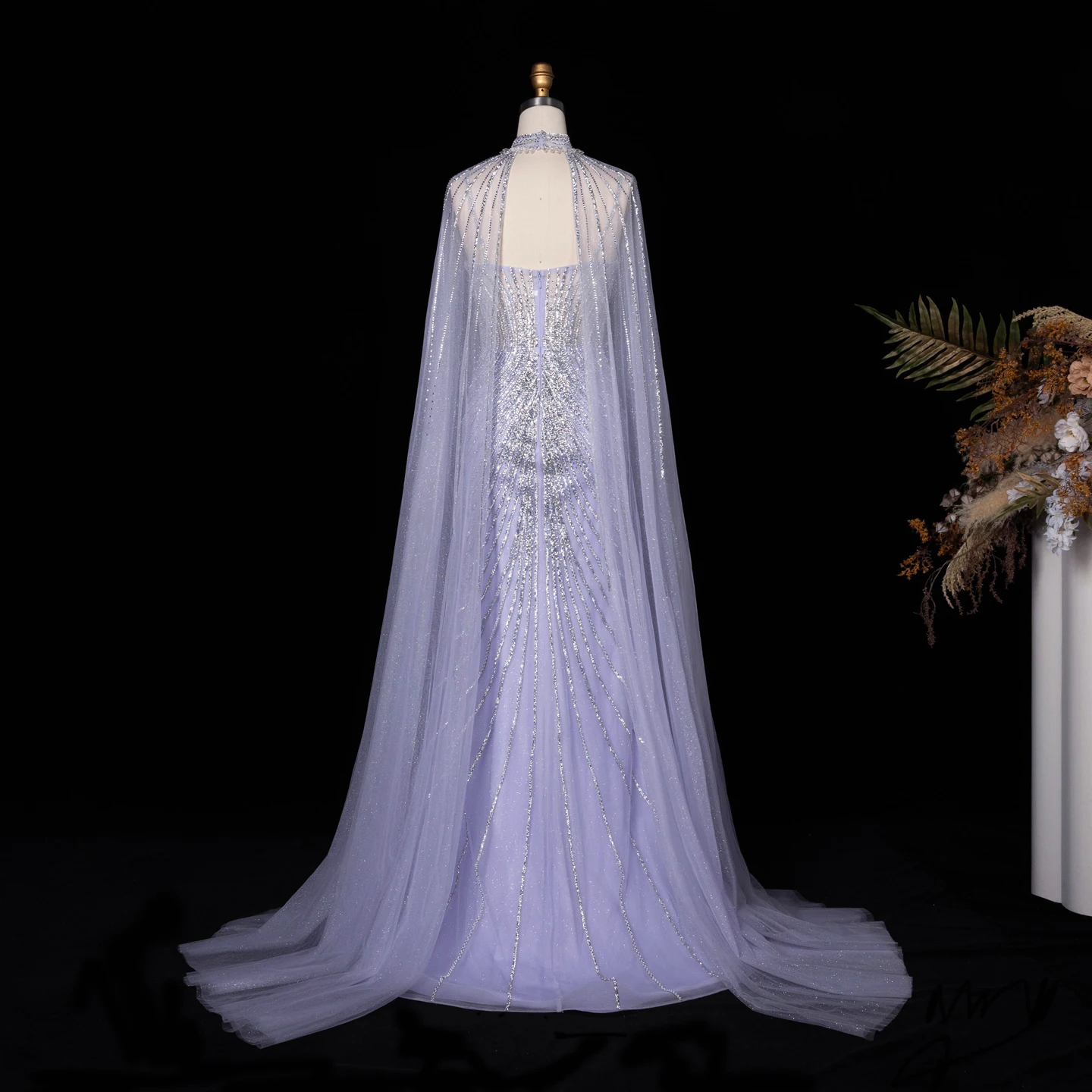 Sharon Said Luxuriöses lila Tüll-Abendkleid, stark perlenbestickt, hoher Kragen, Meerjungfrauen-Schnitt, langer fließender Umhang, formelle Partykleider SS114, maßgeschneidert – Detail 9