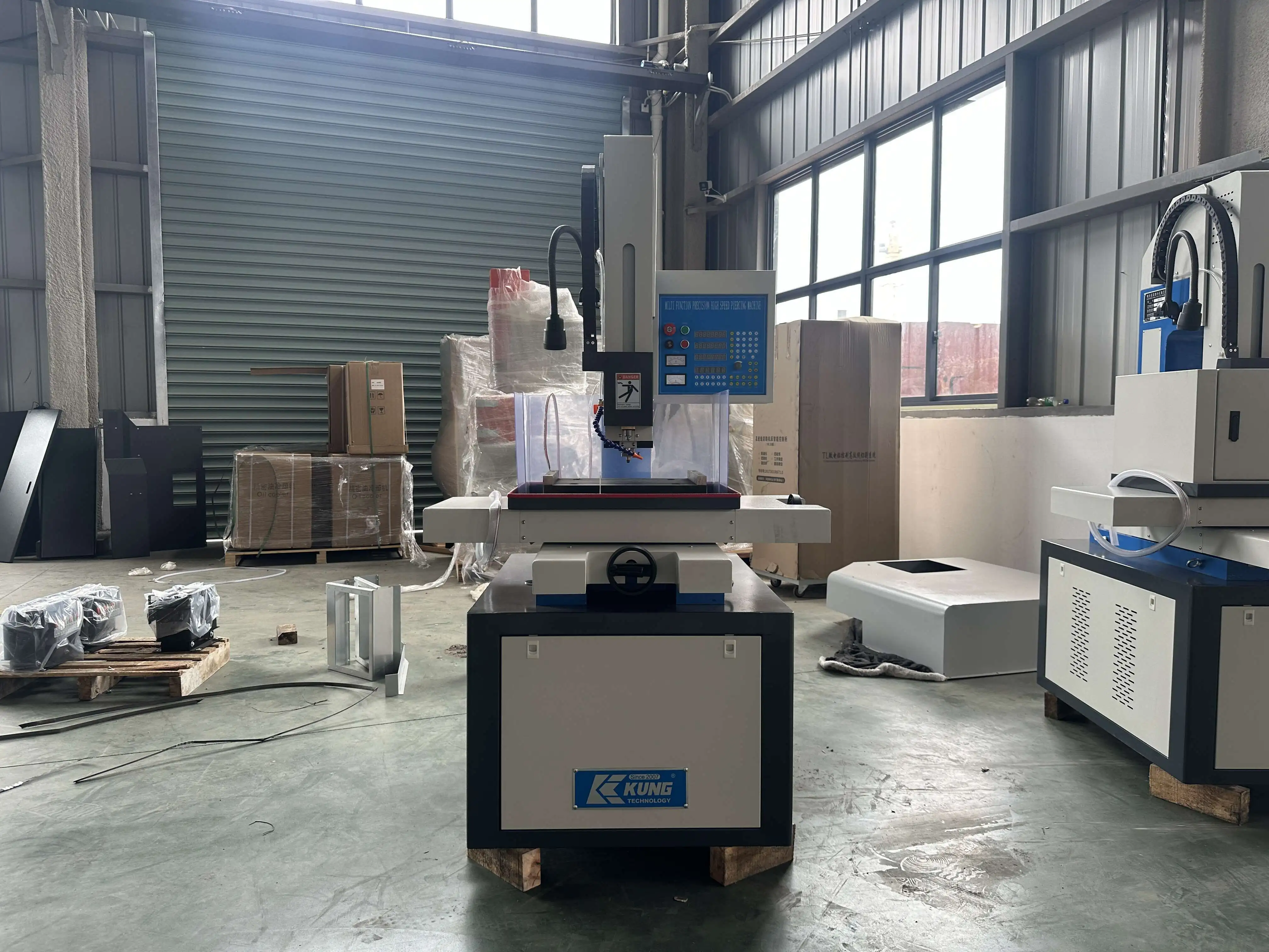 DD703.30 فتحة صغيرة عالية السرعة Edm حفر CNC EDM الكهربائية Hine