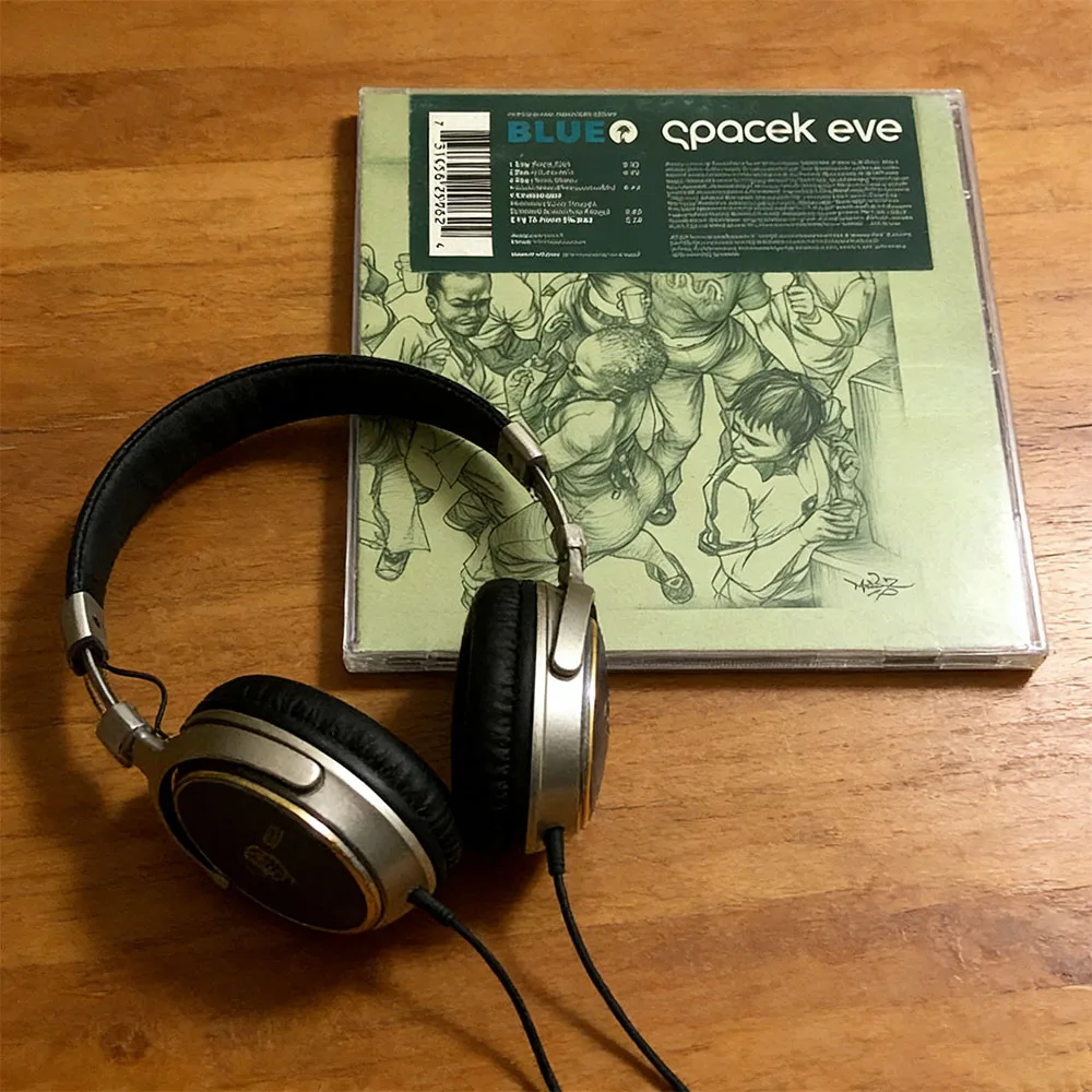 CD Blue fue creado en colaboración con la pionera banda electrónica Spacek, una obra crossover altamente experimental. Británica.