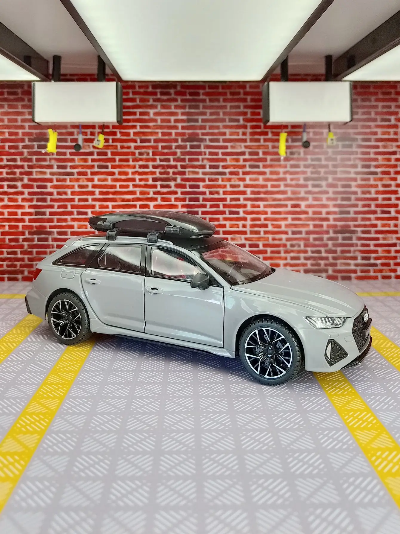 1:24 modelo de carro de liga de carro RS6, portas e capô do motor, porta-malas pode ser aberto, presente de carro de brinquedo com feedback de som e luz para crianças