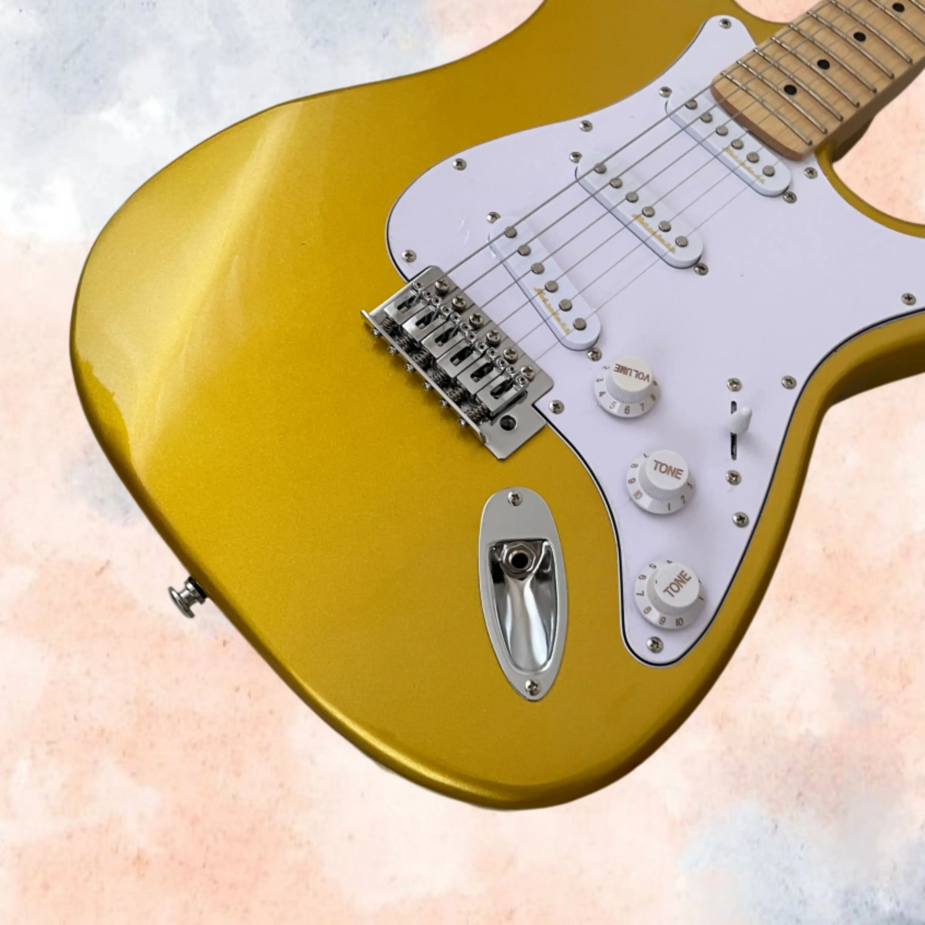 Golden Glossy Electric Guitar With White Pickguard, SSS Pickups, Three-Knob Design Guitars, Maple Fingerboard  Guitarra