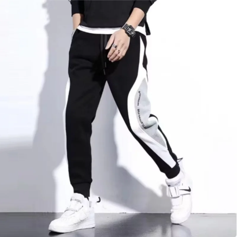 

Мужская модель, мужская спортивная одежда, спортивный костюм, обтягивающие спортивные брюки, брюки, черные тренировочные штаны для спортзала, штаны для бега