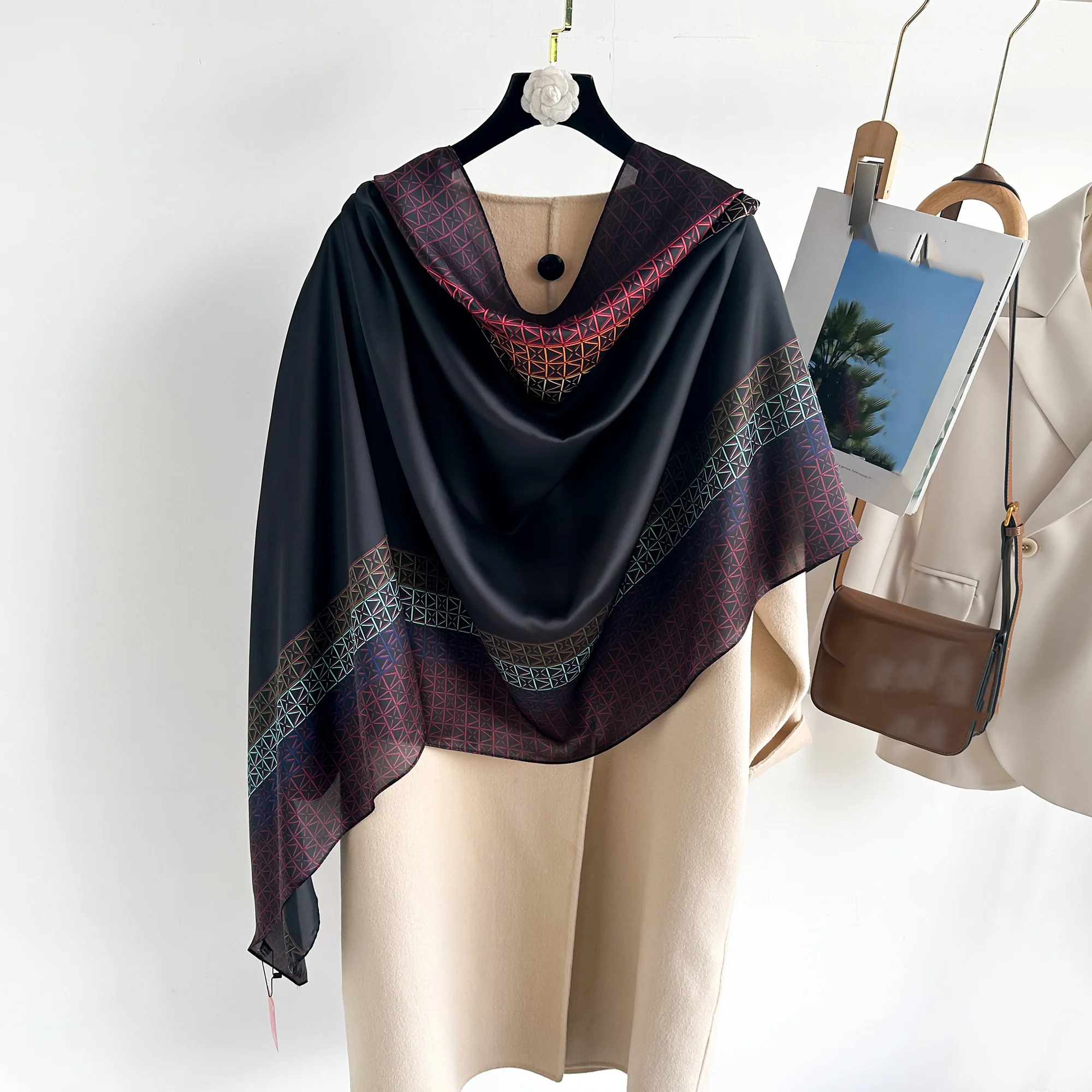 جديد Lijing الساتان وشاح الموضة قميص نسائي الديكور وشاح سلسلة هندسية اللون منعت التنقل وشاح