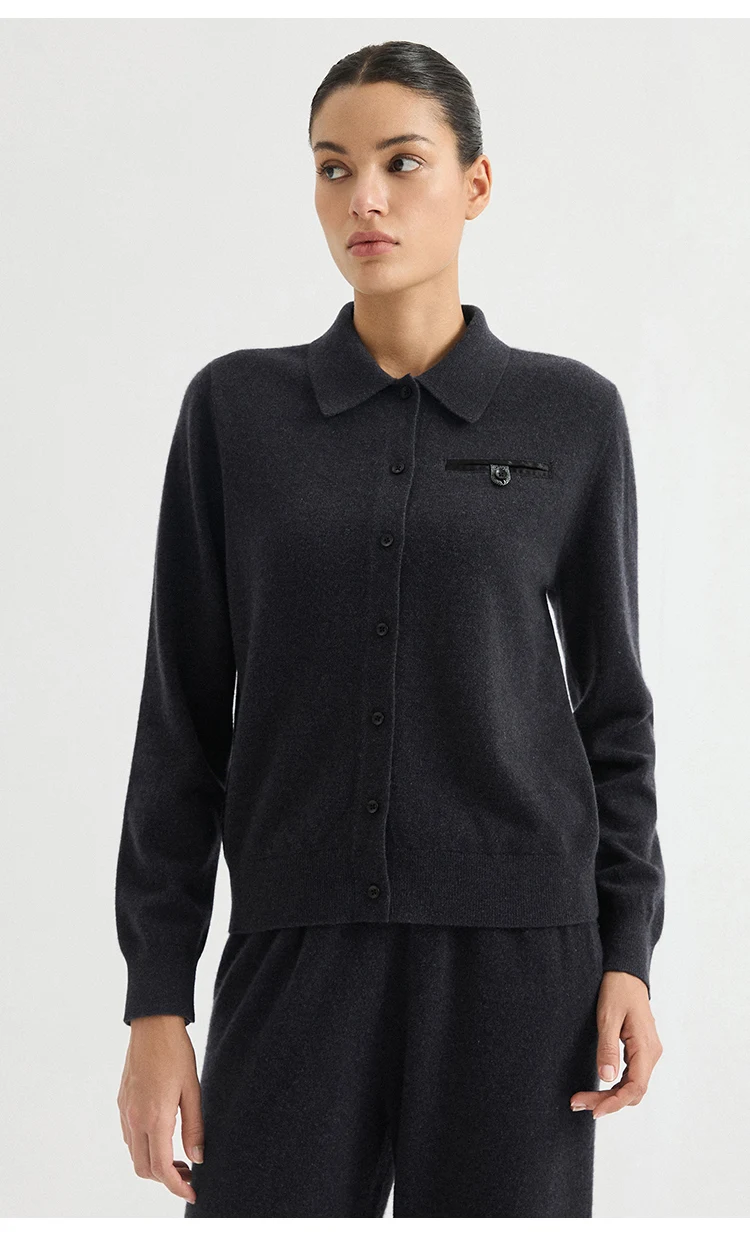 BD3621835 Damen-Cardigan aus 100% Kaschmir mit Hemdkragen, langen Ärmeln, Reißverschluss, Brusttasche, Kettenabzeichen, dezentes Old-Money-Design für den Herbst – Detail 8