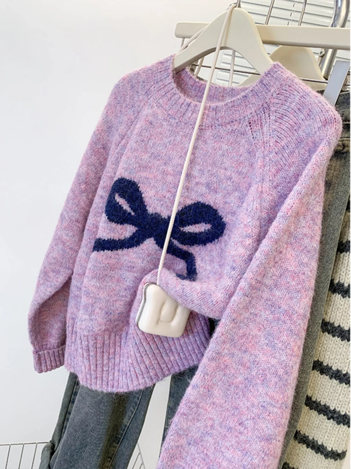 เสื้อไหมพรมถักทรงกลมแบบผูกโบว์ แฟชั่นสำหรับผู้หญิง ฤดูใบไม้ร่วง ฤดูหนาว รุ่นใหม่ ทรงเข้ารูป ใส่ได้หลากหลาย เป็นเสื้อตัวใน ทันสมัย