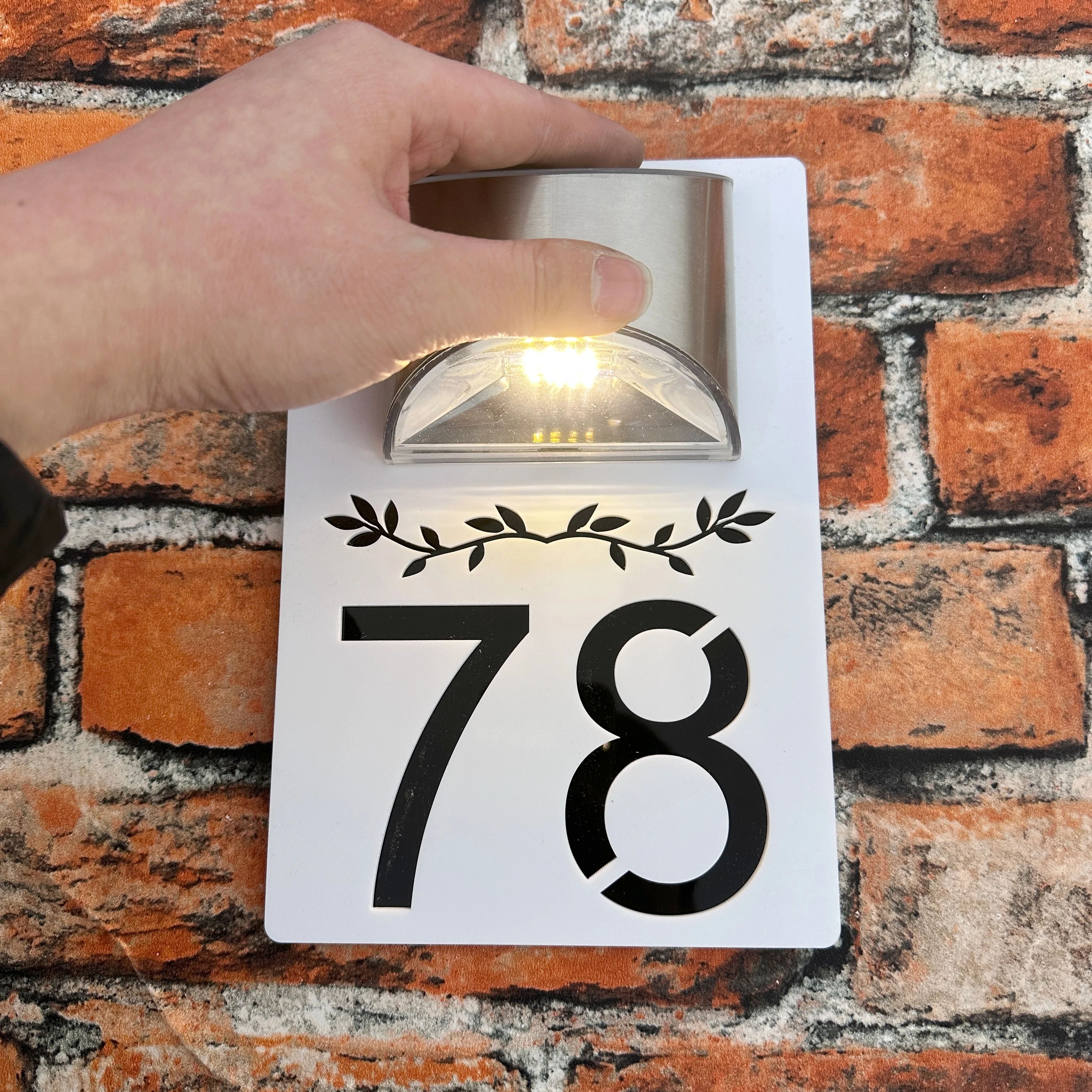 

Солнечная светодиодная табличка с адресом на заказ, 3D-резка из акрила, номер дома с названием улицы и фамилией, современная уличная табличка