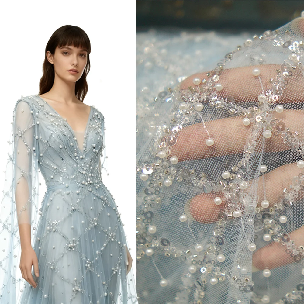 Il nuovo tessuto di pizzo azzurro 2025 con ricami di perline è delicato e romantico, adatto per matrimoni e feste