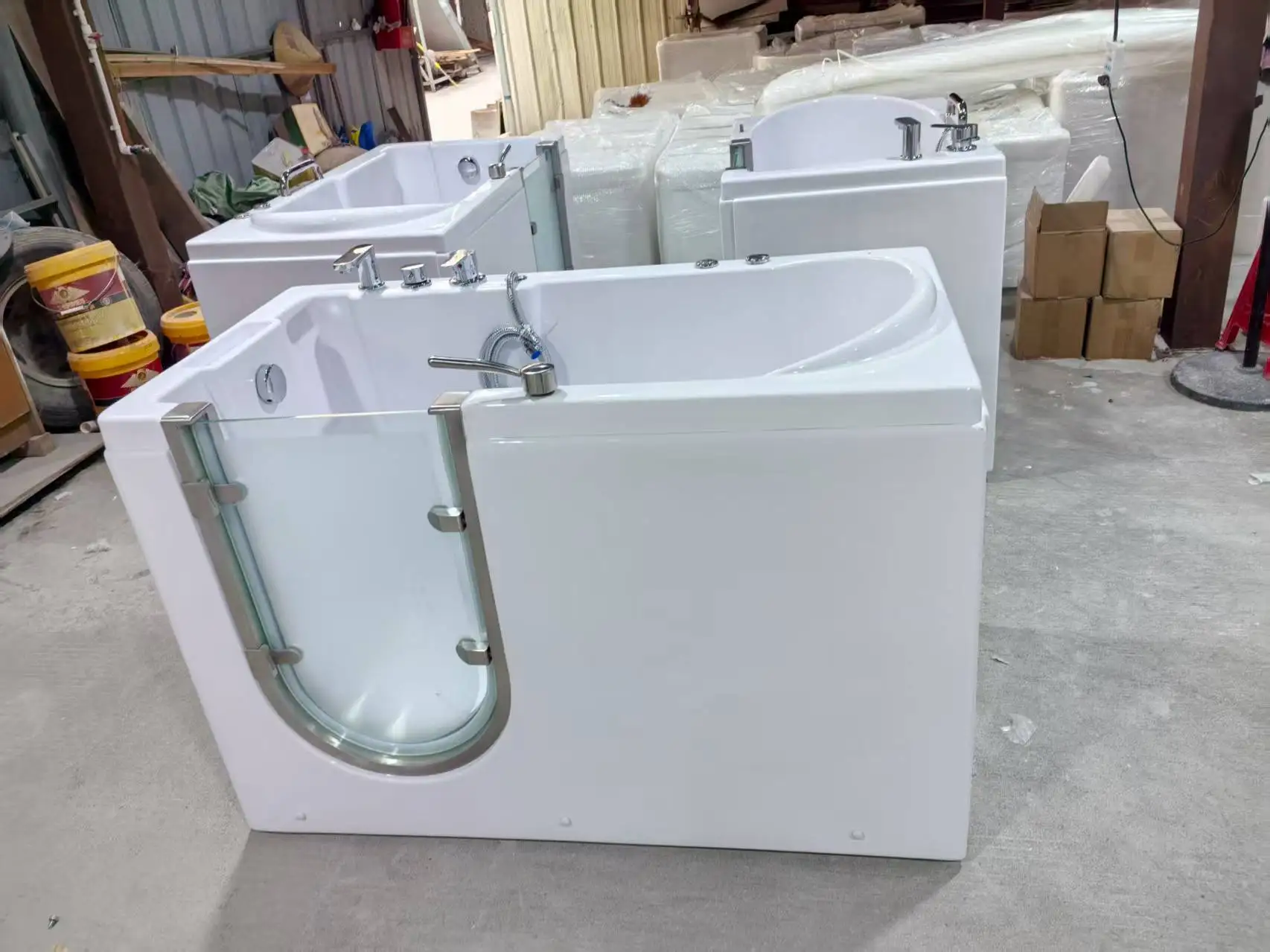 Walk-In Bathtub with Door, White Acrylic, Portable Design, Ensures Safe Bathing Experience for Elderly and Disabled Individuals