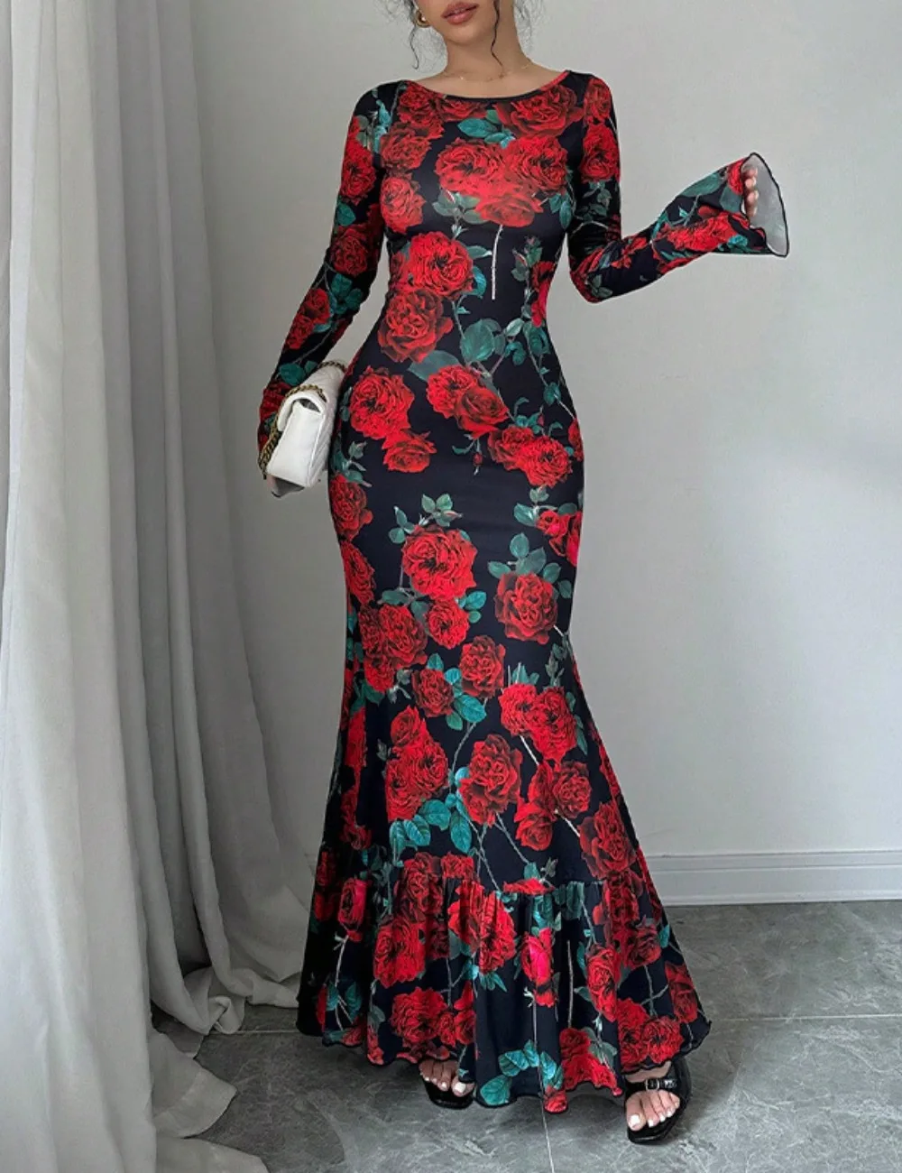 Elegantes, tailliertes langes Kleid mit rosafarbenem Blumendruck, leicht ausgestellten Ärmeln und einem Bleistiftrock