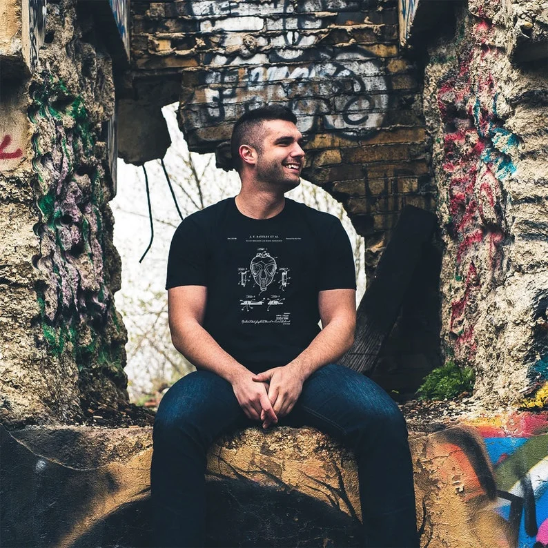 1921 قناع واقي من الغاز براءات الاختراع والجلود قميص أدوات خمر خمر براءات الاختراع والجلود قناع الغاز تي شيرت Steampunk الجماليات العسكرية عادية