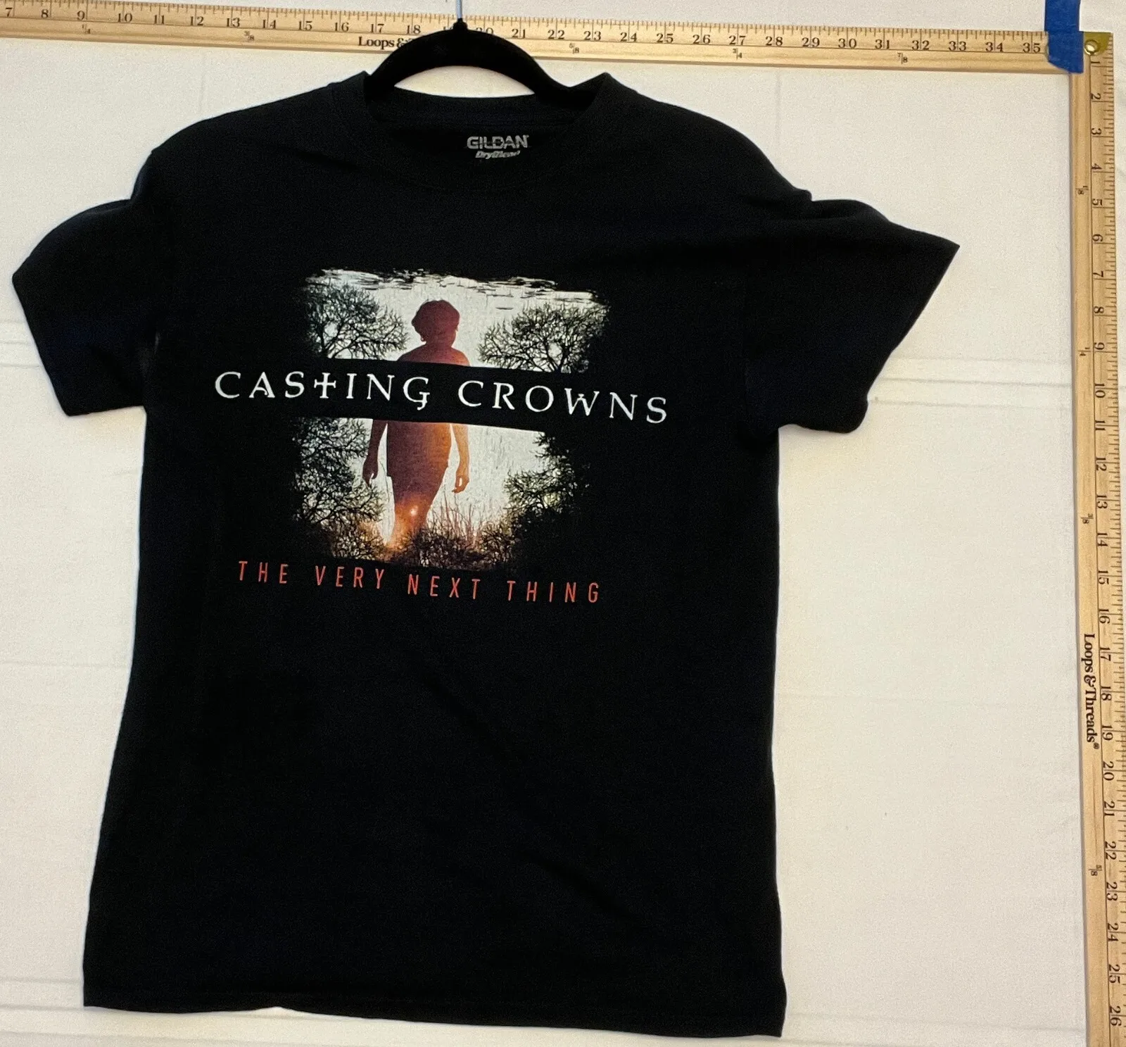 تي شيرت Casting Crowns باللون الأسود، مواعيد جولة الشيء التالي جدًا على الظهر