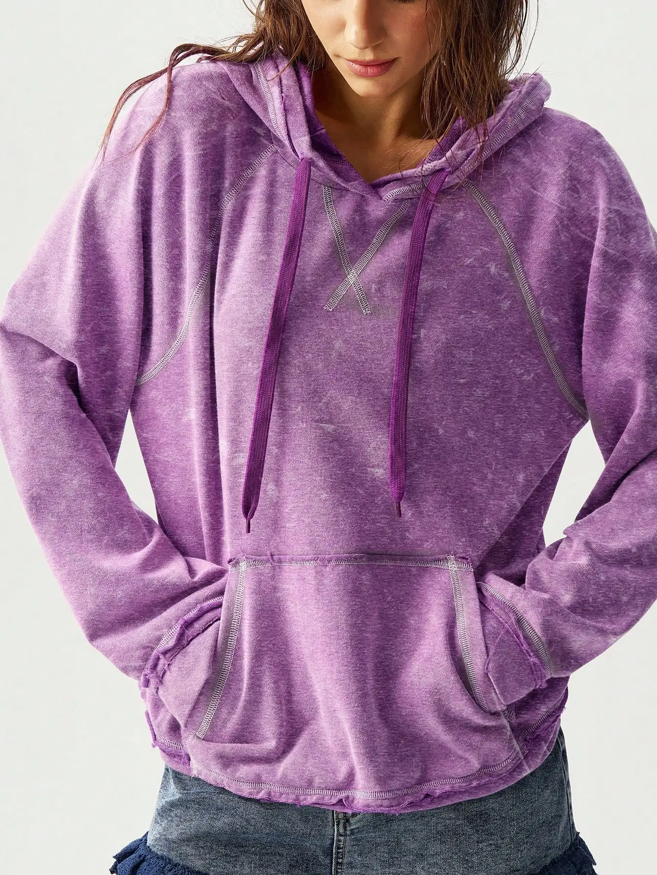 

Фиолетовая толстовка с эффектом кислотной стирки для женщин, свободный крой с передним карманом и шнурком, повседневная одежда на осень-зиму