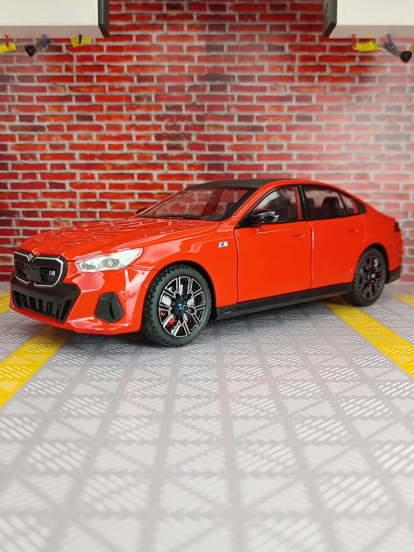 

1:24 I5 alloy car model ornaments collection doors and hood trunk can open children's acousto-optic pull-back toy car