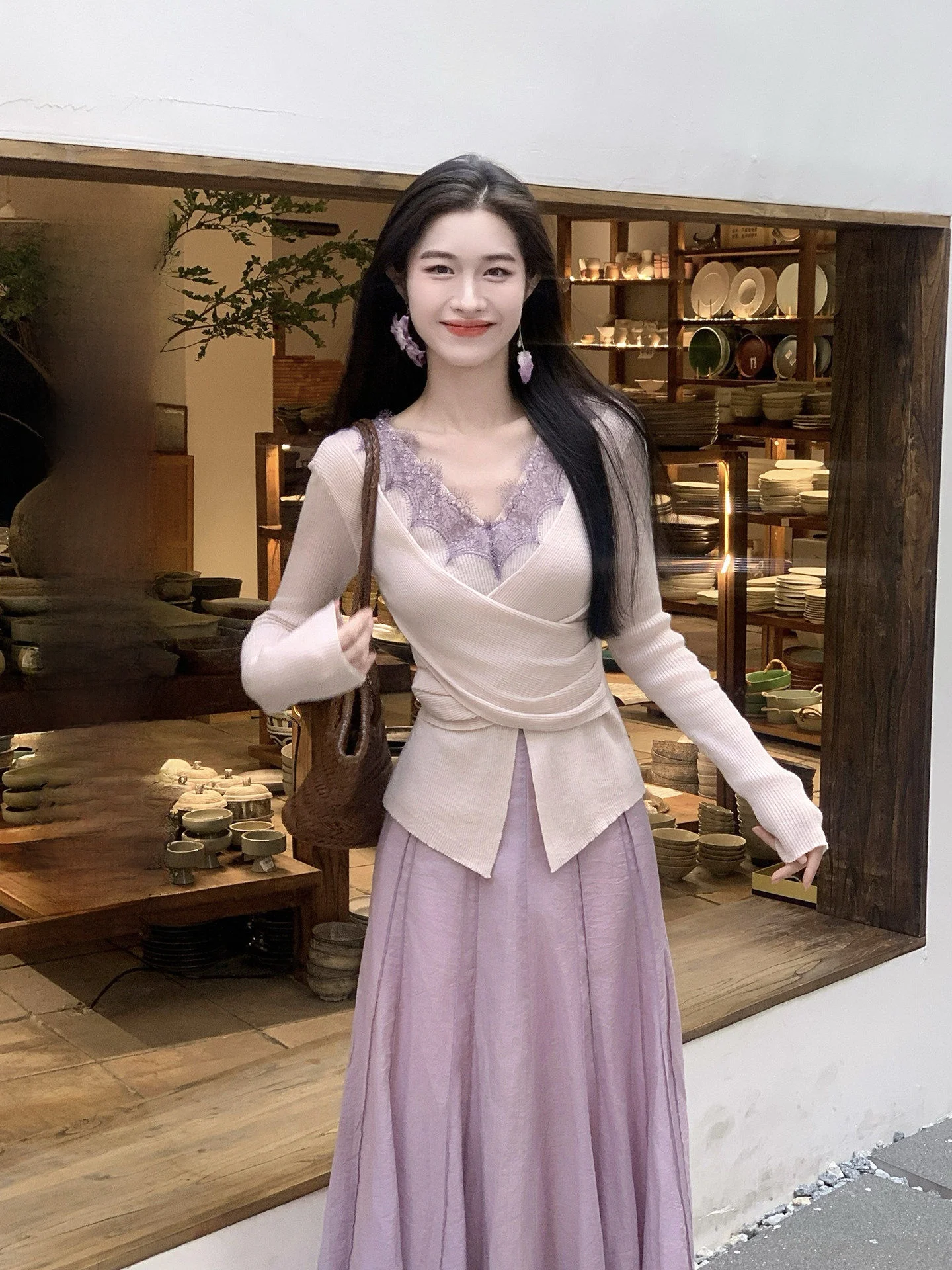 

Весенний кружевной вязаный комплект: женский костюм-двойка с юбкой миди с высокой талией и модным французским топом с V-образным вырезом и длинными рукавами