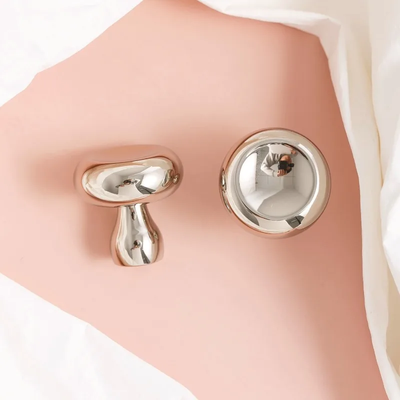 

Titanium silver French style cabinet door handle, wardrobe cabinet door drawer handle, brass minimalist mushroom small handle