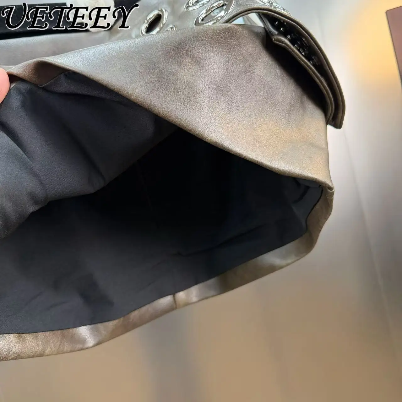 Mini spódniczka z ekoskóry z metalową klamrą, ozdobiona nitami, seksowna, krótka, na wiosnę 2026, z niskim stanem, w stylu hot girl, typu one-step.