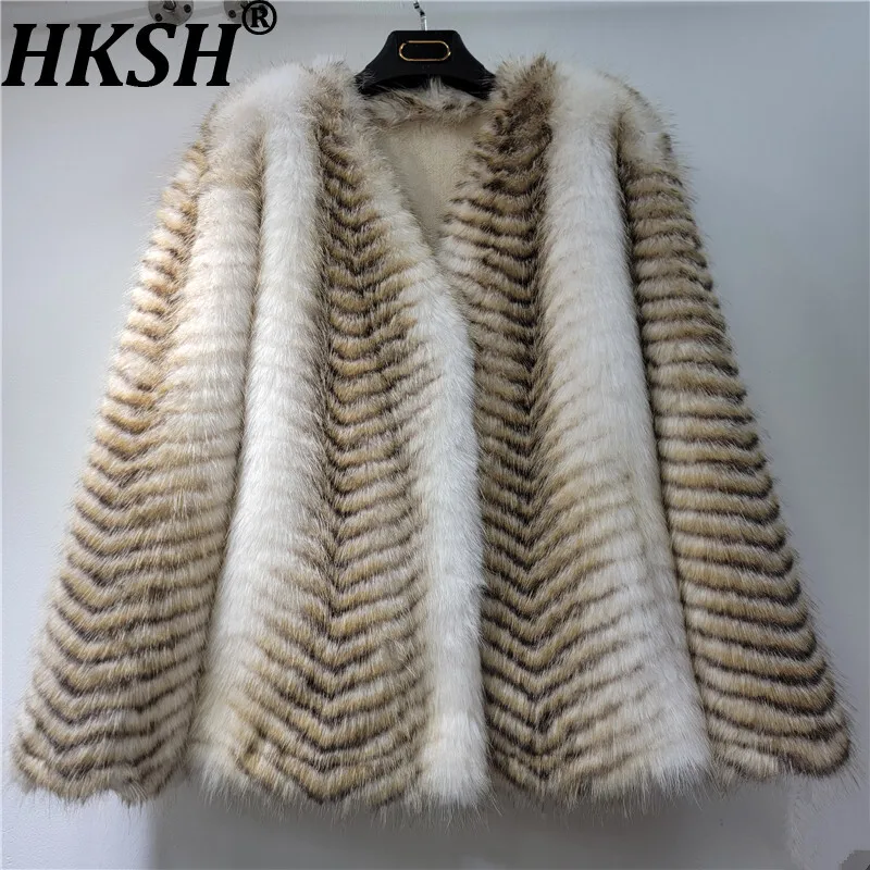 

HKSH 2025 Winter New Women's Faux Fur Coat V-neck Striped Color Block High-End Luxury Temperament Tide Chic Short Jacket HK14815