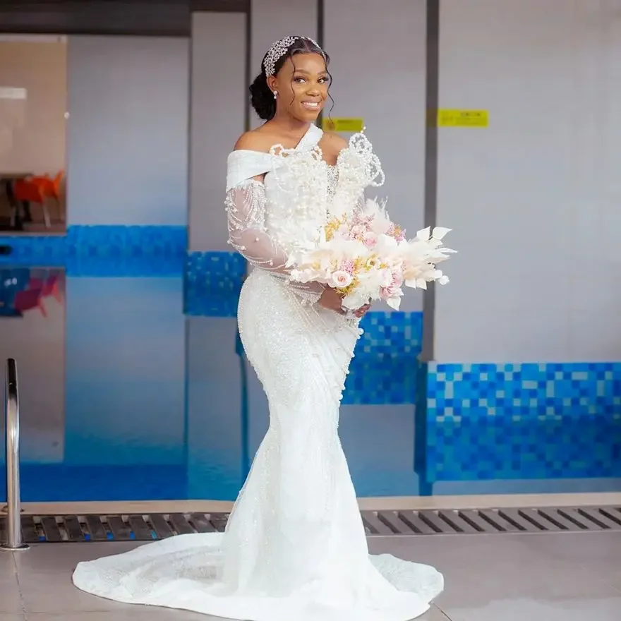 Suknia ślubna syrena na zamówienie dla panny młodej, suknie ślubne plus size, z jednym ramieniem, zdobiona koralikami, koronką, perłami i frędzlami.