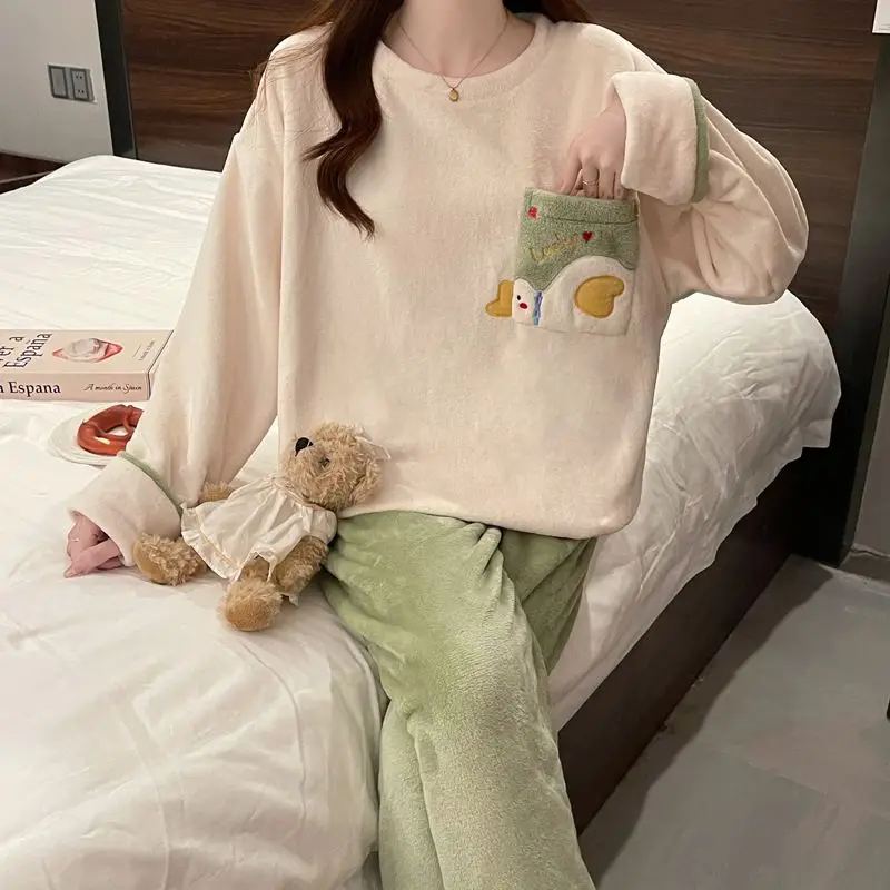 Pijamas de lana coral para mujer, ropa de dormir gruesa y cómoda, bonito modelo de dibujos animados, pijama de franela, ropa de casa, otoño e invierno