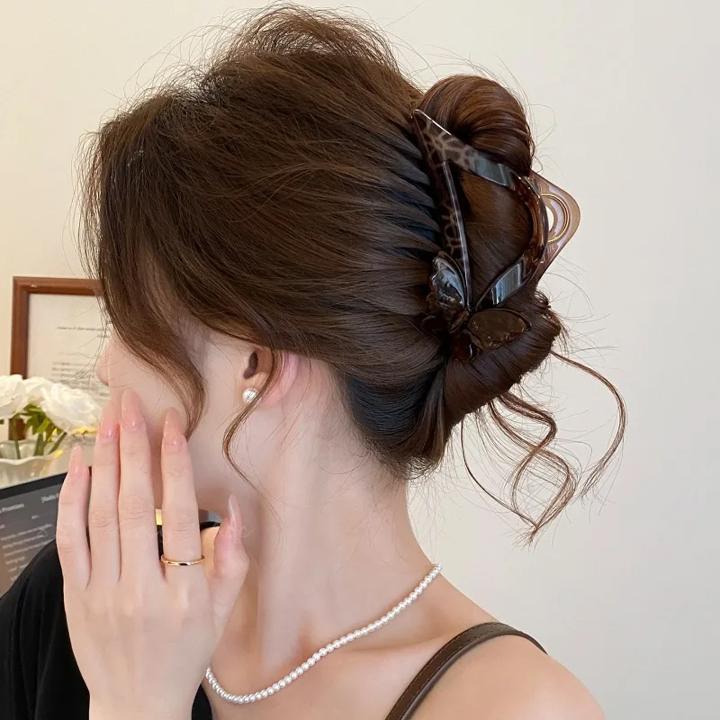 K‑Style Amber Butterfly Acetate Hair Claw Retro Luxury Triangle Shark Clip, Exquisite Versatile Accessory for Commuter Hairstyle