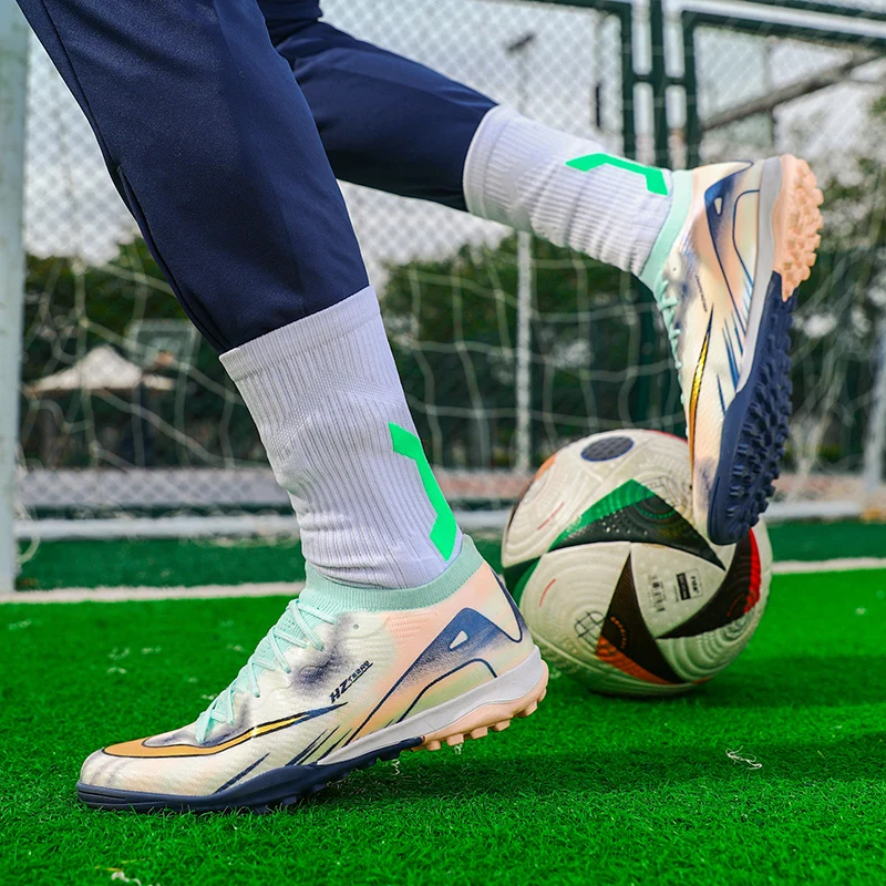 Men Football Shoes Comfortable TF Professional Football Boots Training Sneaker Ultralight Soccer Shoes