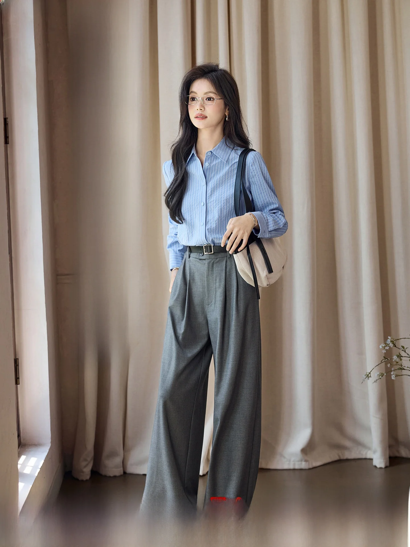 

Синяя полосатая формальная рубашка премиум-класса для женщин: комфортная, дышащая, с длинным рукавом, на пуговицах, для офиса и повседневной носки