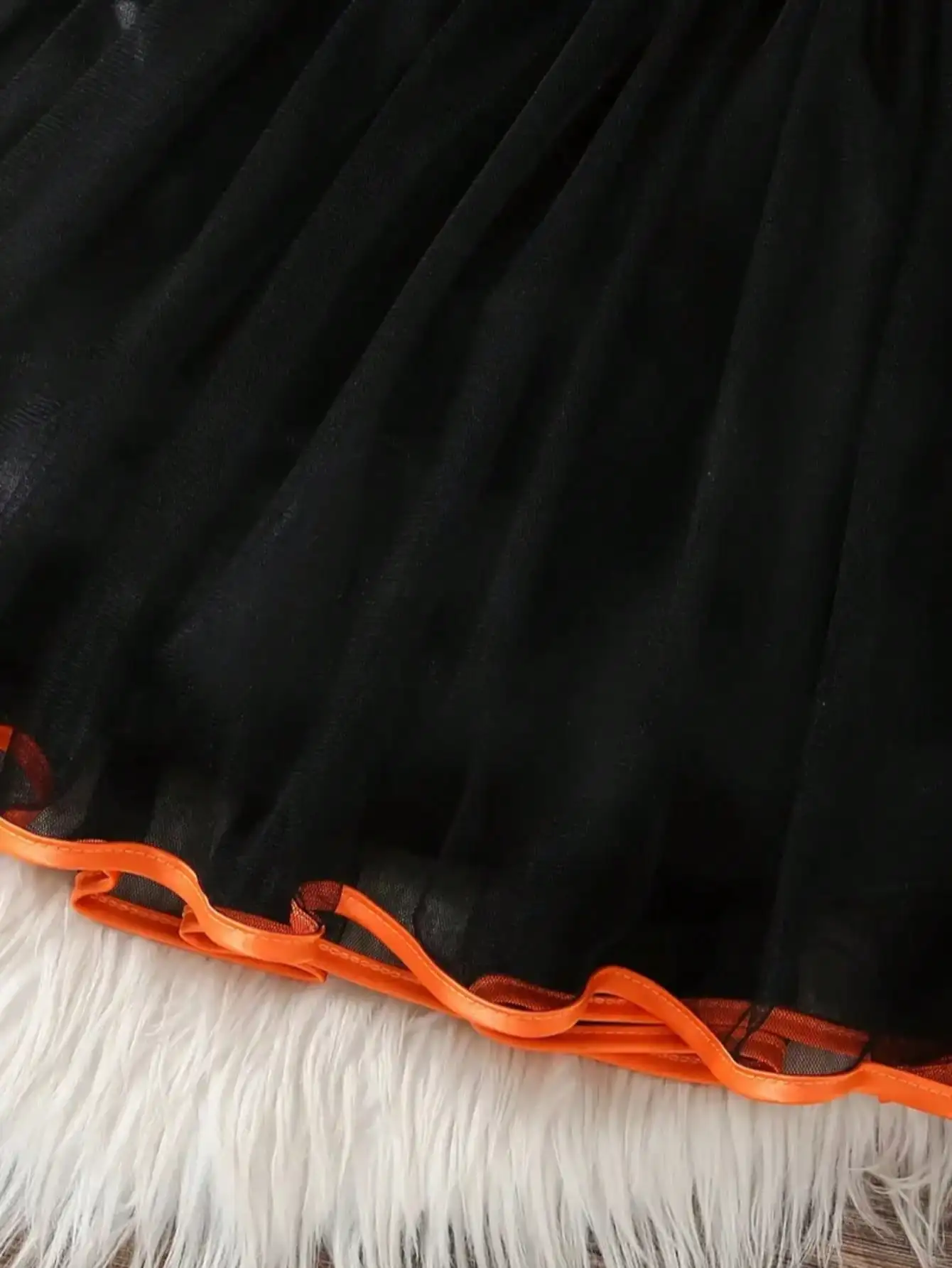 Kinder-Halloween-Kleid mit Kürbis-Geister-Muster, langen Ärmeln, Schleife, Netzstoff, mittellangem Rock und Rundhalsausschnitt – Detail 8