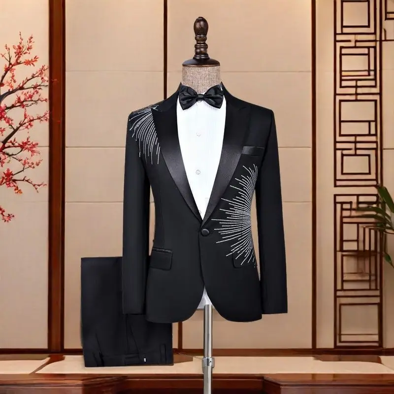 

Роскошный мужской костюм с бриллиантовыми украшениями подходит для вечеринок, свадеб и банкетов.